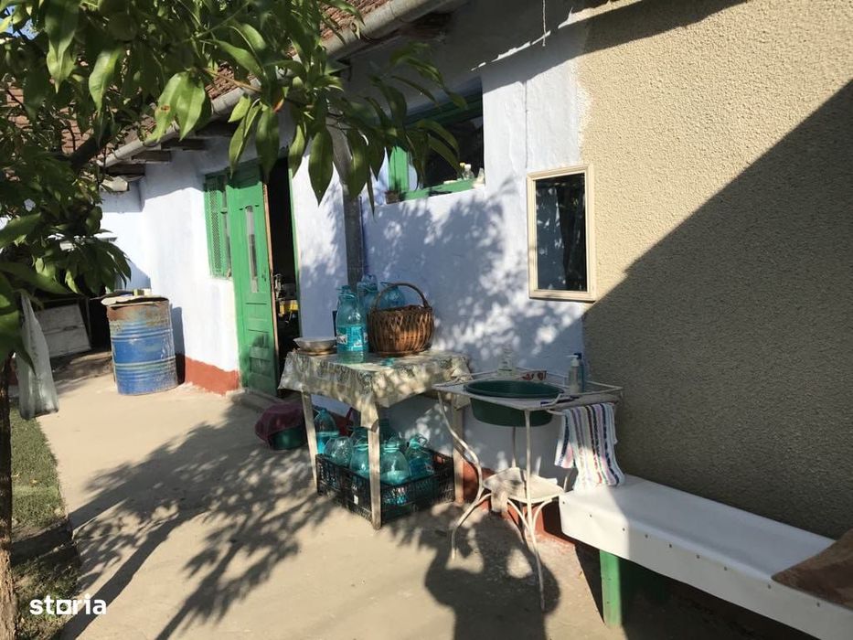 Casă de vânzare cu 3 camere și curte mare