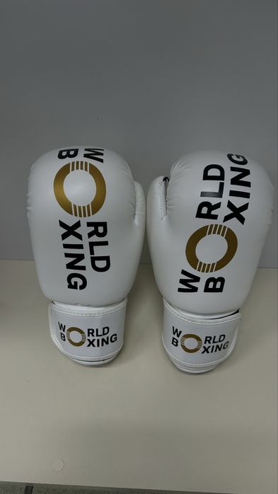 Боксерская перчатка World Boxing
