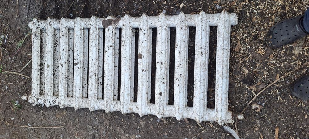 Продам чугунные батарей 3 шт