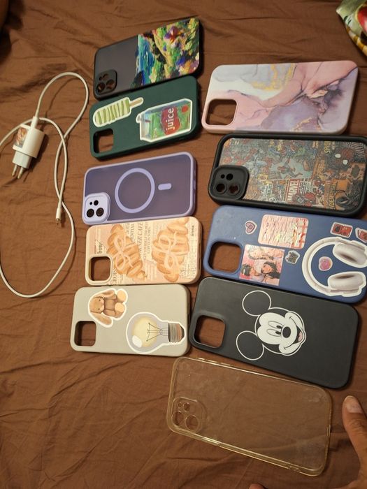 iPhone 12 в отлично състояние и 10 калъфа към него