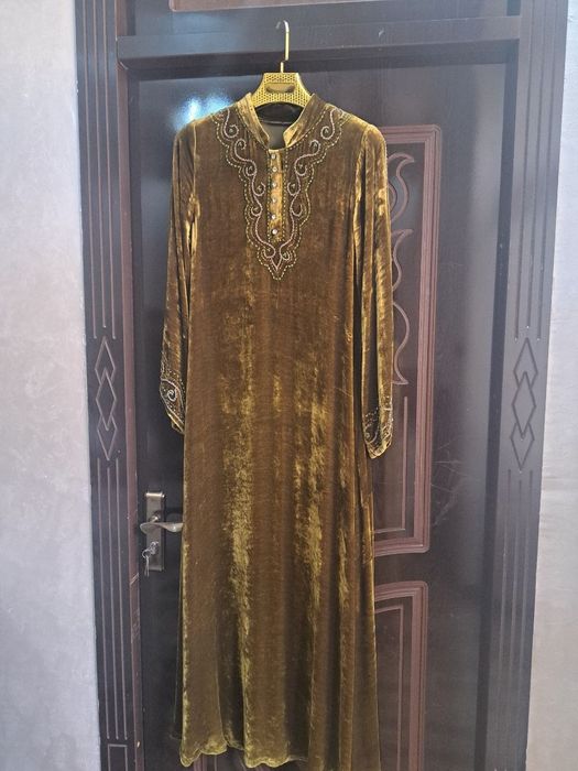 Hashamatli ipak ko’ylak, toshlar bilan bezatilgan (38-40 razmer) narxi