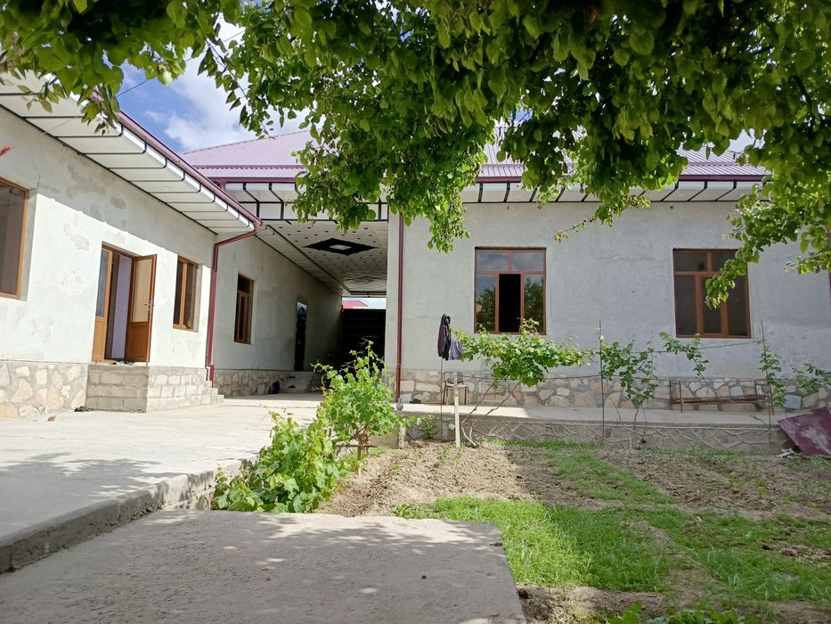 Навоий шахар Умид кургонида пишган гиштдан курилган ховли сотилади