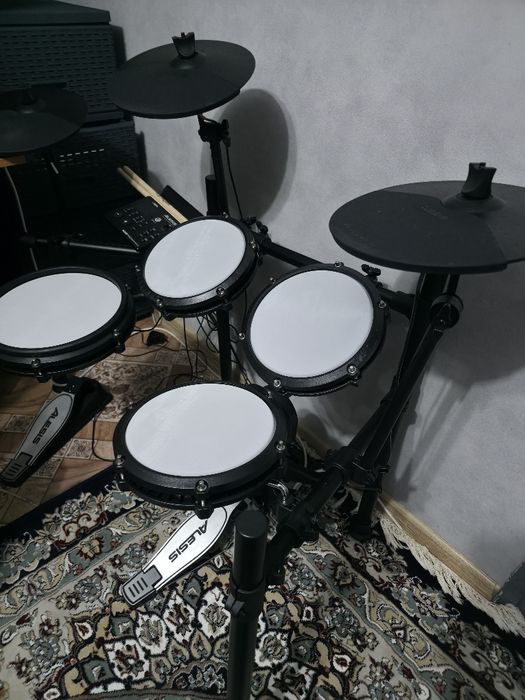 Электронные барабаны alesis Nitro max kit