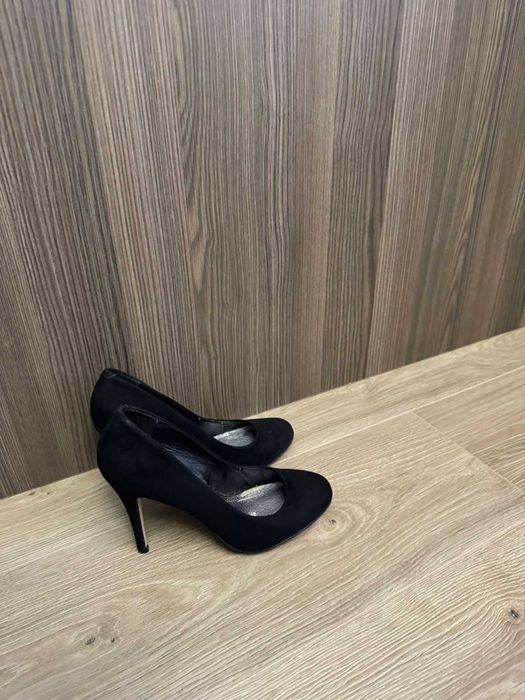 Продам туфли замшевые каблук 10 см 37 размер