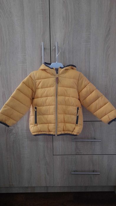 Vând Geacă nr 98 cm Reserved are niste fire trase se vede in poze!