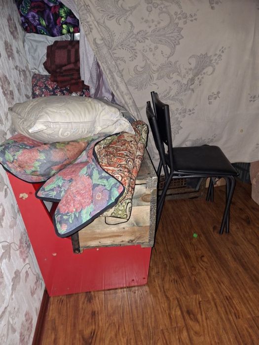 Отдам даром диван и уголок , можно реставрировать