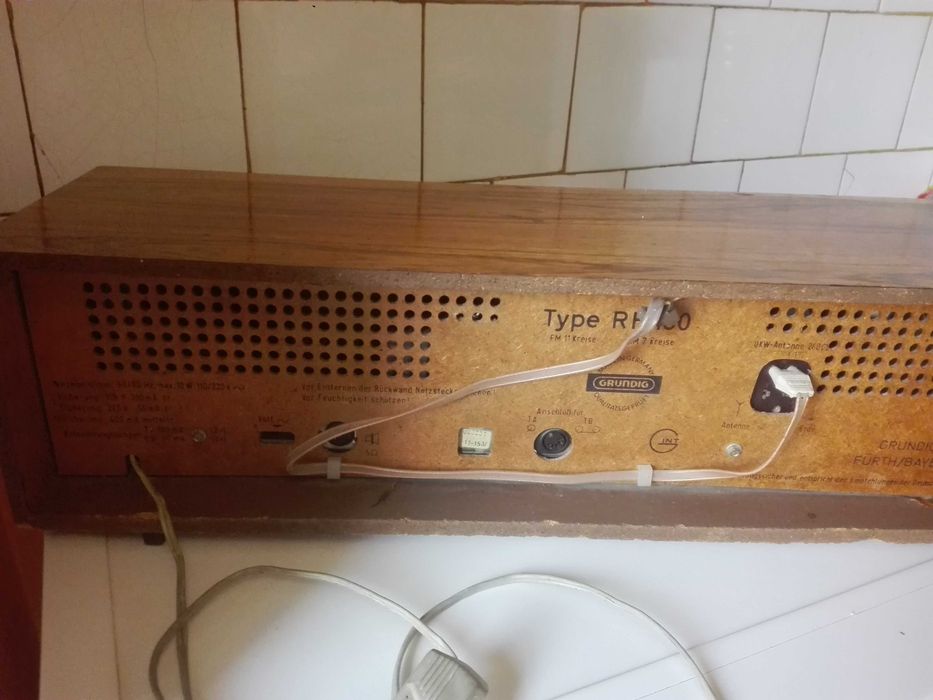 Старо радио GRUNDIG , фотоапарат AGFA и италиянска ваза .