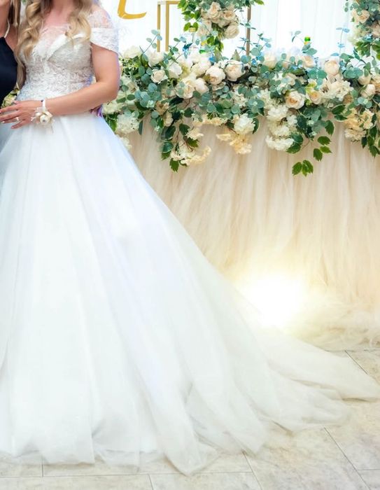 Продавам булченска рокля - снежно бяла с пера.