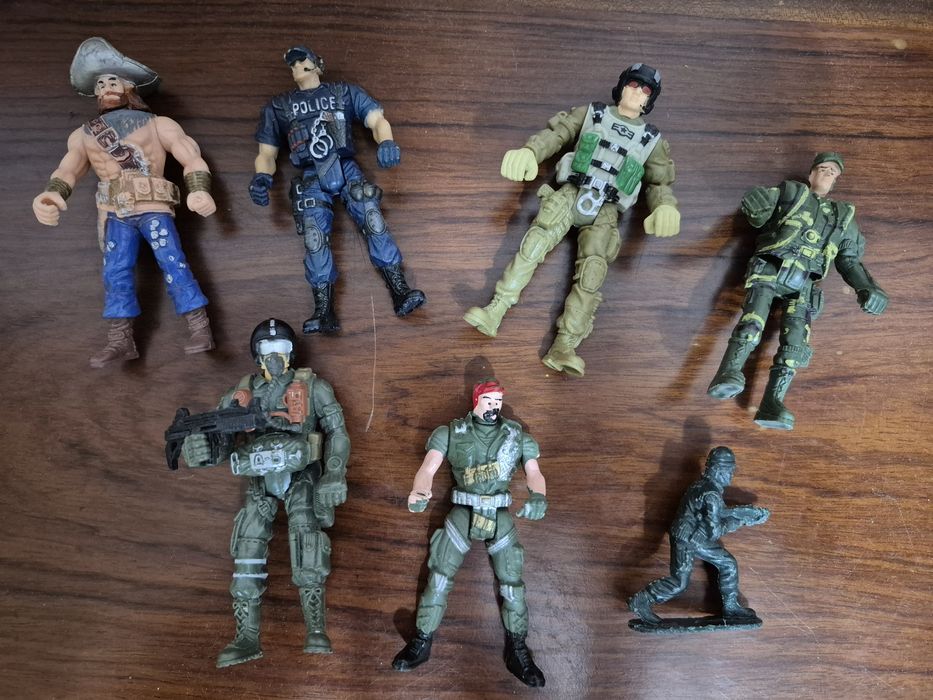 Фигурки солдатиков.