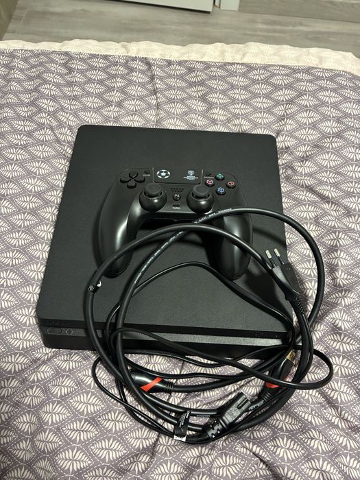 Vand Playstation 4 in stare foarte buna