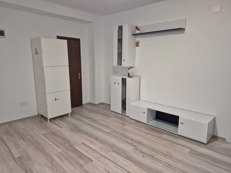 Inchiriez apartament cu 3 camere, bloc nou, zona centrala