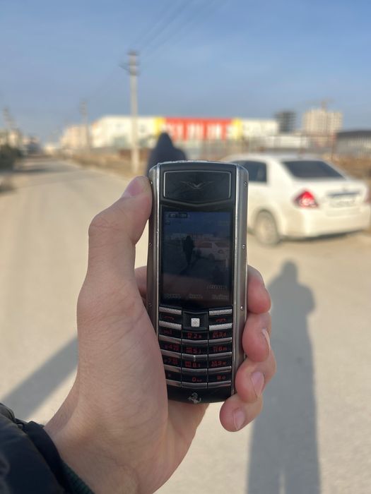 Vertu Ferrari Special Edition