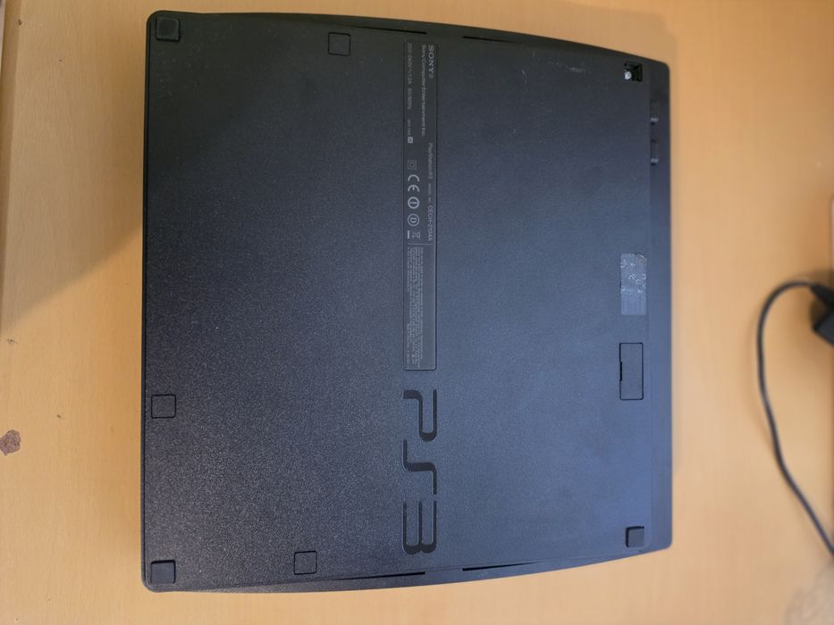 Vand PS 3 si 2 manete cadou