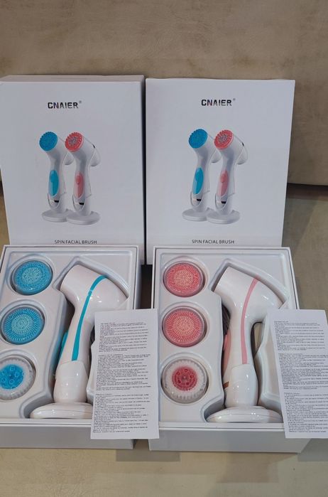 Електрическа четка за почистване и масаж на лице с три приставки.