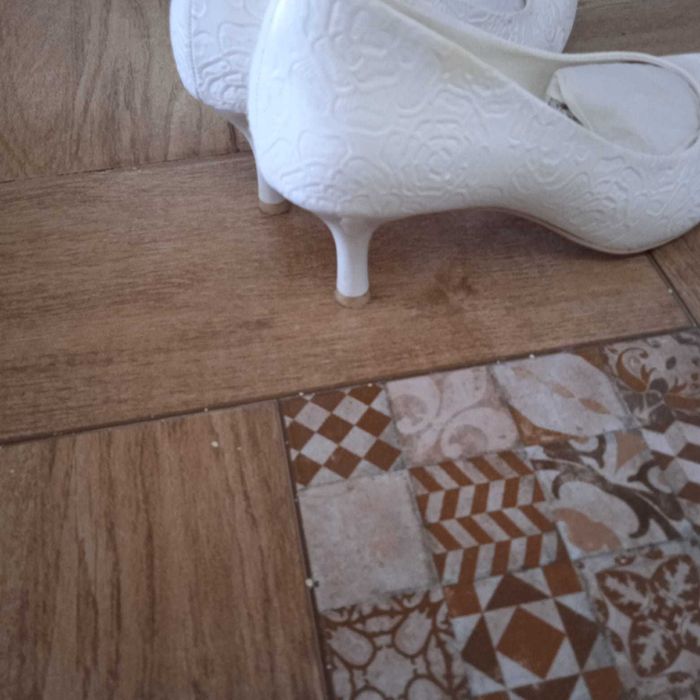 Продам белые туфли
