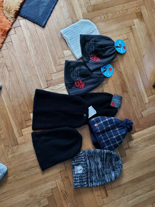 Vând căciuli diverse.