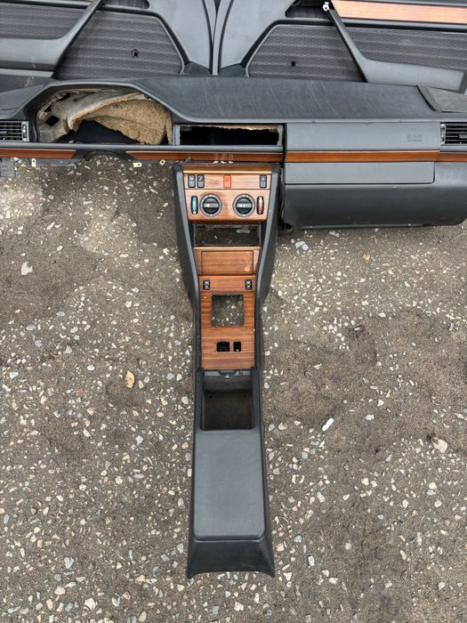 Мерседес 124 Торпеда панель борода дерево