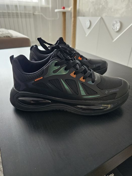 Продам  новые кроссовки