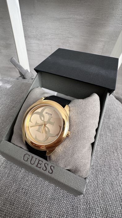 Женские часы от Guess