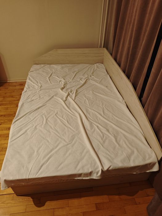 Легло с повдигащ механизъм.