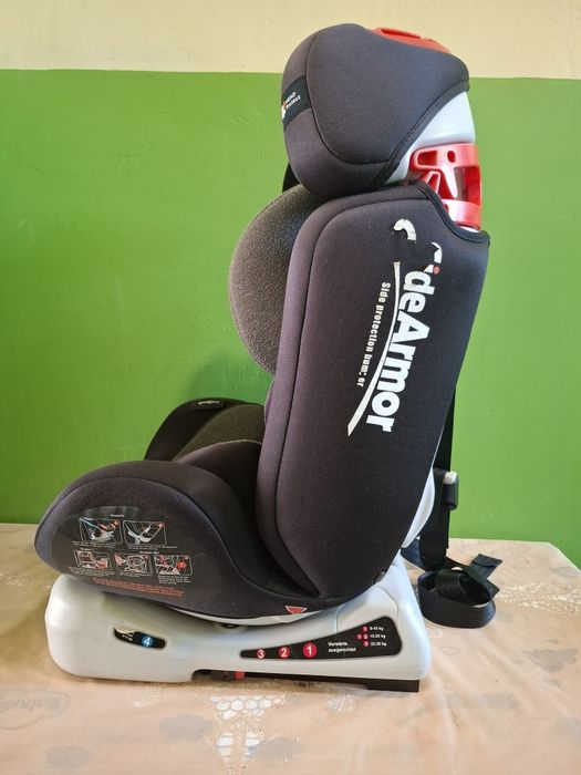 Детски / бебешки стол за кола с вградена ISOFIX система.
