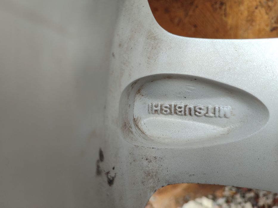 Продаю  оригинальные диски с шинами летними 16