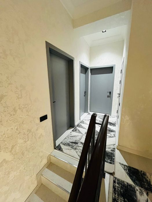 Замона ресторан 5 хона квартира сотилади