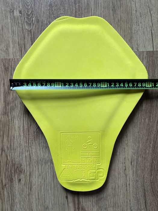 Far moto. Protecție/ armură spate geacă moto