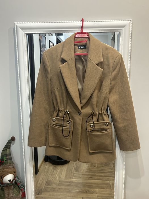 Късо кафяво палто