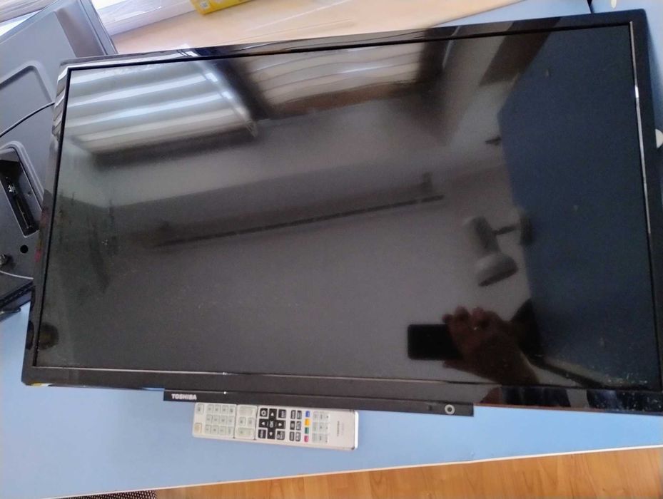 doua TV Led 81cm (32") Philips si Toshiba, defecte