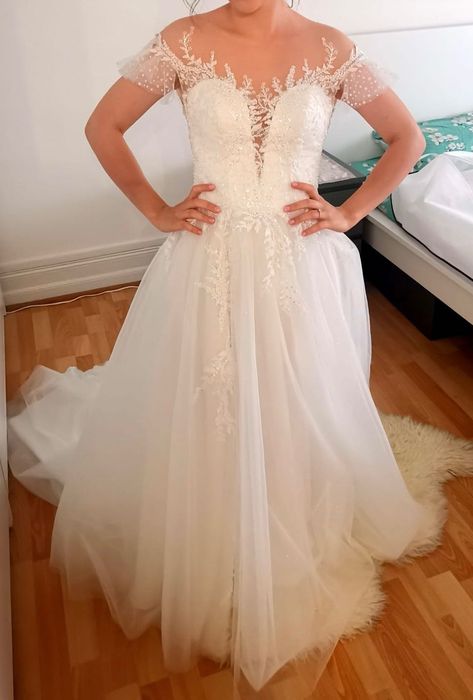 Vând rochie de mireasă deosebită cu dantelă,cristale,achiziție Franța