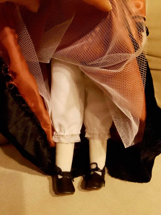 Порцеланова кукла Дамата с чантата