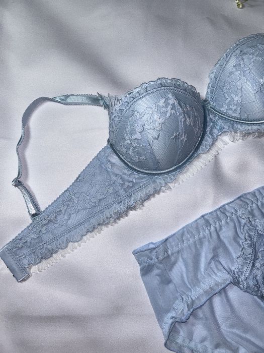 Женское нижнее белье (комлект бюстгалтер + трусики)