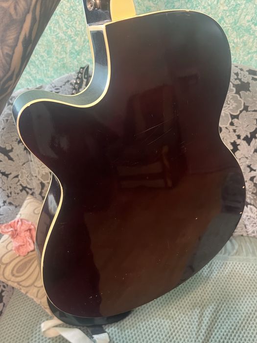 Продам акустическую гитару