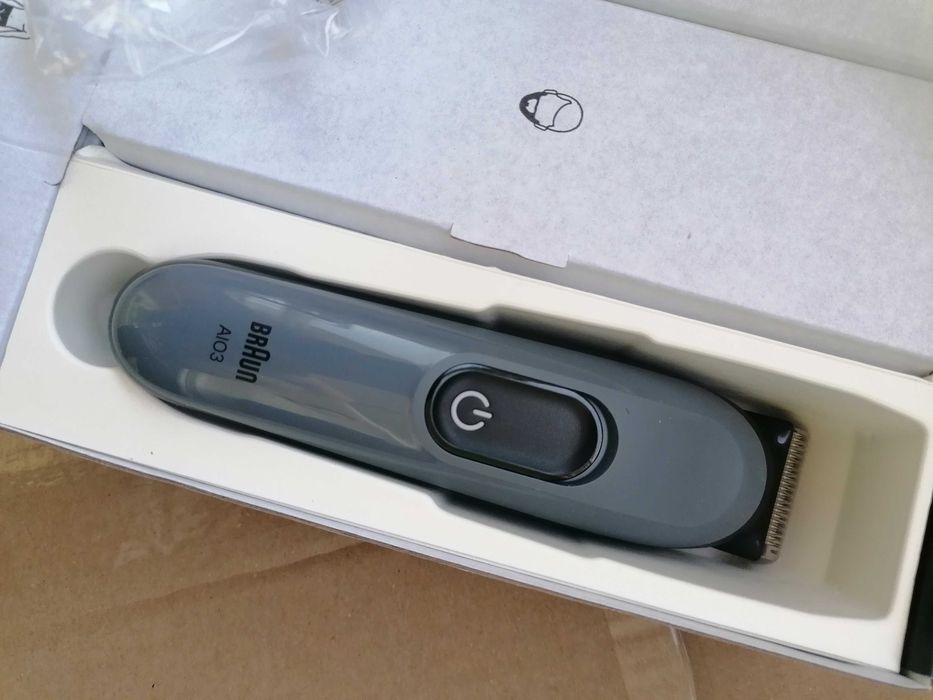 Aparat de tuns multifunctional Braun All-in-One Seria 3 AIO3540 8-in-1, Lama ultra ascutita 6 Piepteni, 1 Perie de curatare, 1 Saculet , 50 minute