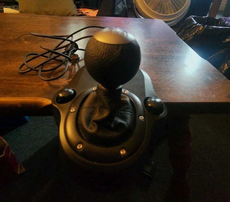 Волан Logitech g29 със скоростен лост