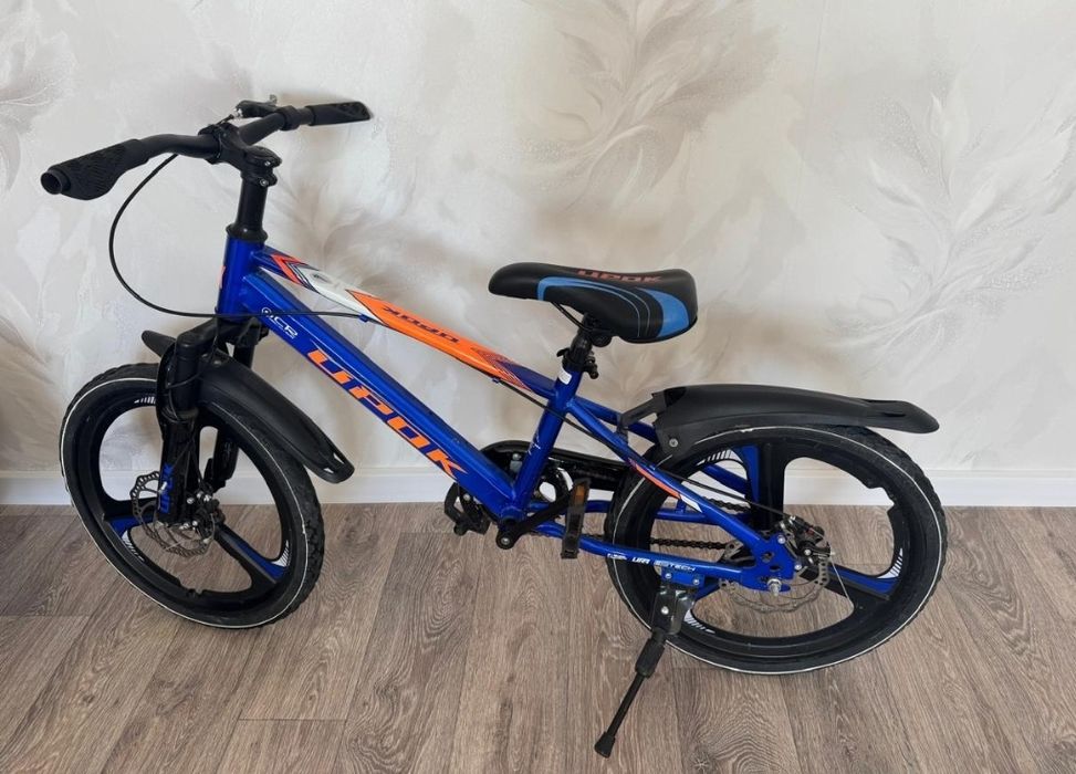 Машина и велосипед