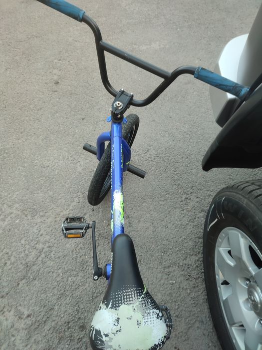 Велосипед BMX в хорошем состоянии.
