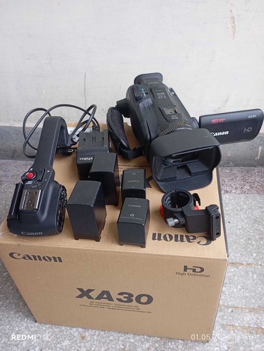 Професионална Full HD видеокамера Canon XA30, употребявана. Зарядно и четери батерий.