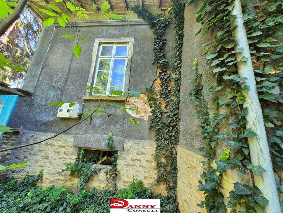 Къща със 7480 кв.м. двор в с. Дъскот, общ. Павликени