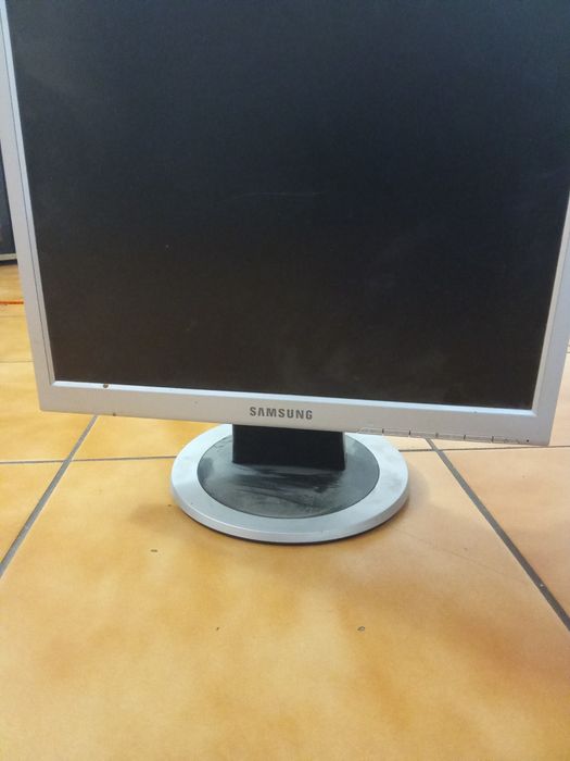 Vând tastaturi de la 50 lei la 80 și 3 monitoare