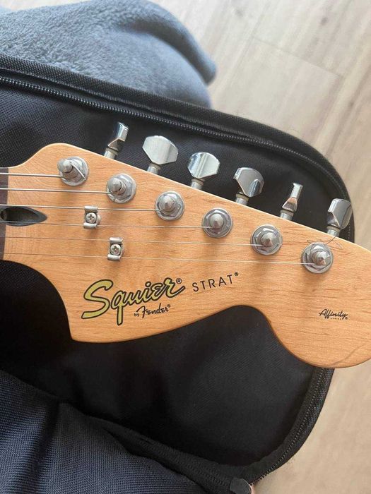Електрическа китара Squier Fender Stratocaster HSS + усилвател