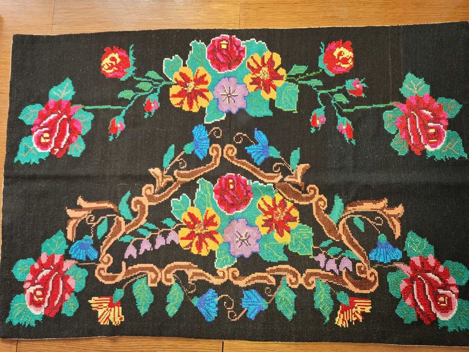 Tapiserie veche, cusută manual, cu motive florale stilizate 100x64cm