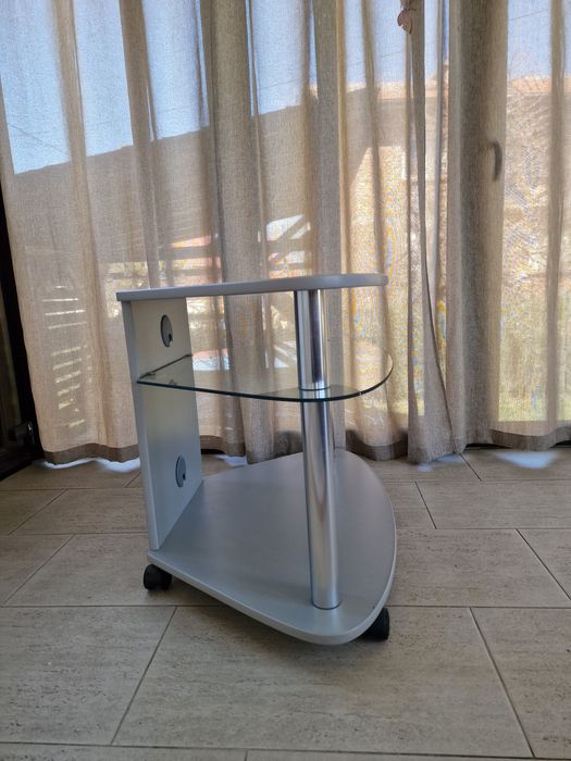 Продавам ТВ маса