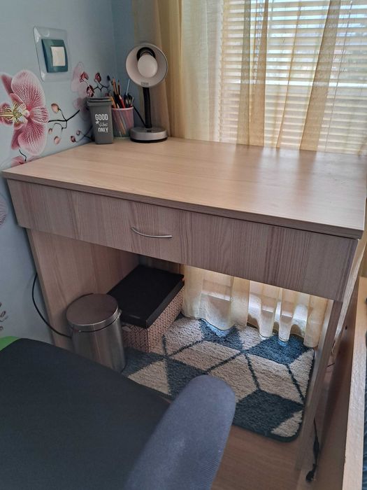 Ученическо бюро с чекмедже