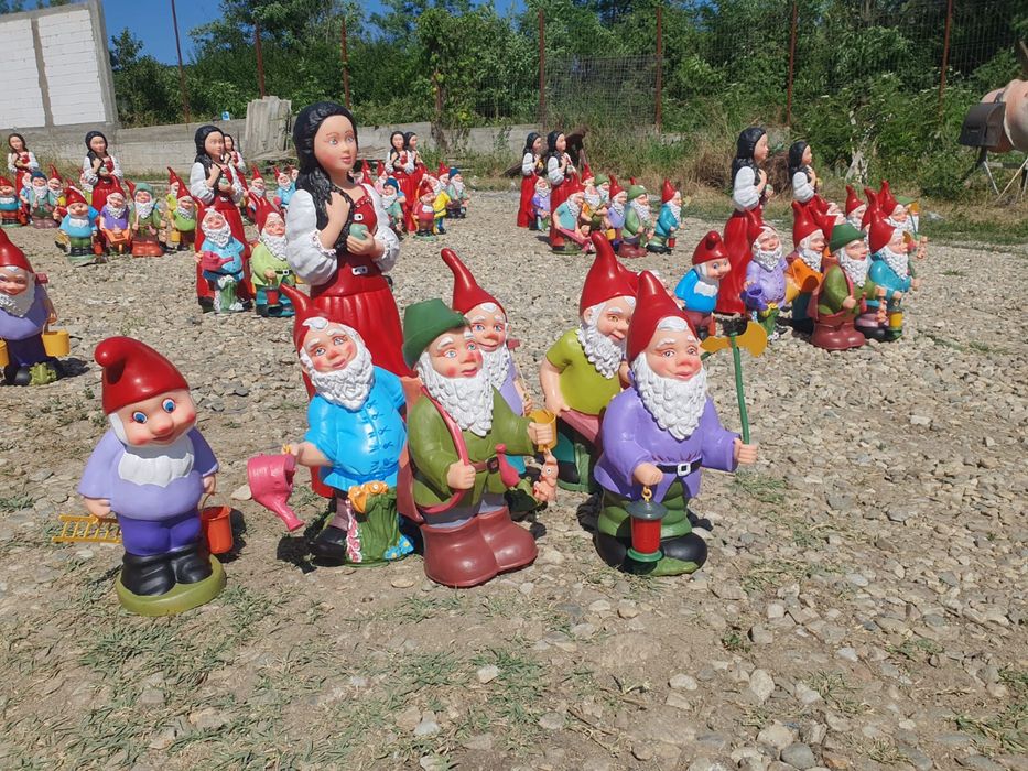 Pitici de grădină albă ca zăpada și 7 pitici