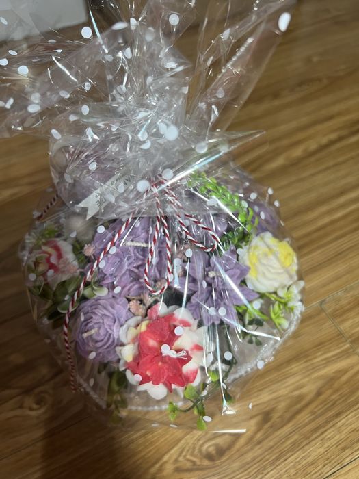 Aranjament cu flori de ceara parfumata facute manual