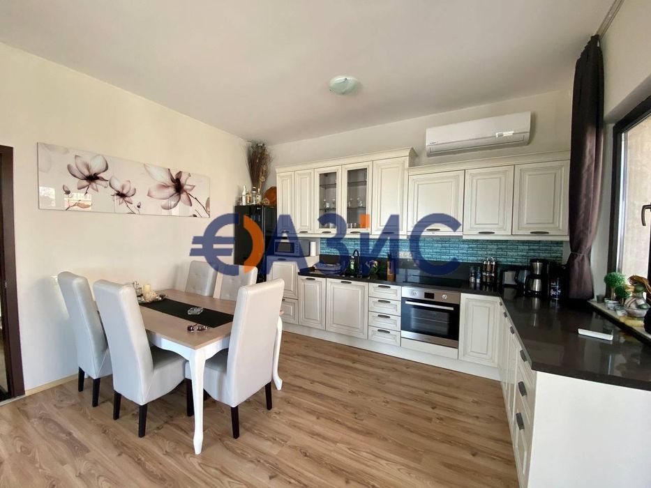 Двуетажна градска къща на първа линия море с невероятна гледка в