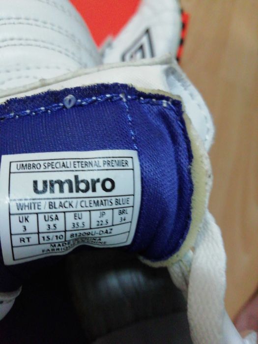 Футболна обувка тип Бутонка