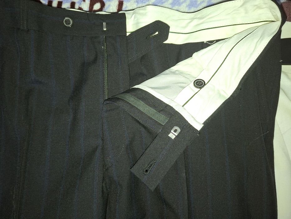 Costum barbatesc, bleumarin cu dungi, nou